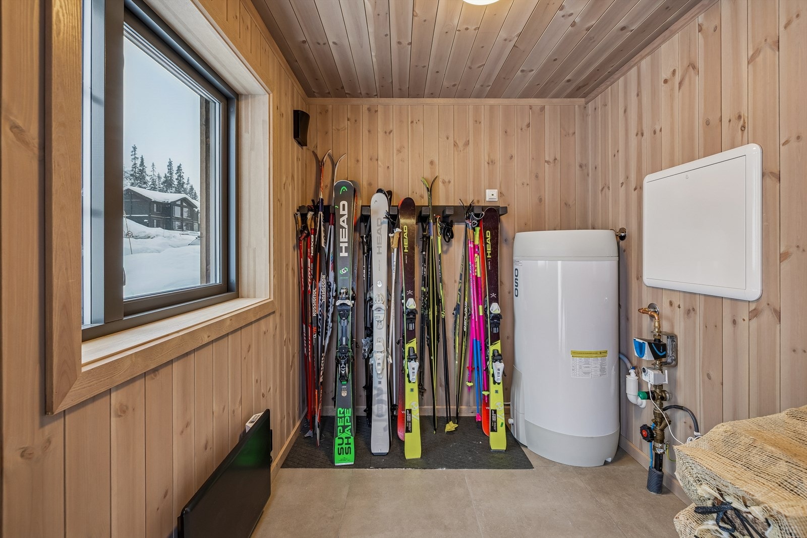 Romslig bod med varmtvannsbereder på 200 liter og god plass for skiutstyr. Galleribilde