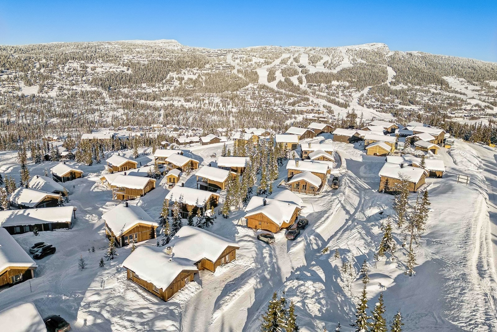 Med en høy beliggenhet på Varden, 836 meter over havet, tilbyr denne eiendommen en unik nærhet til alt Kvitfjell er kjent for. Galleribilde