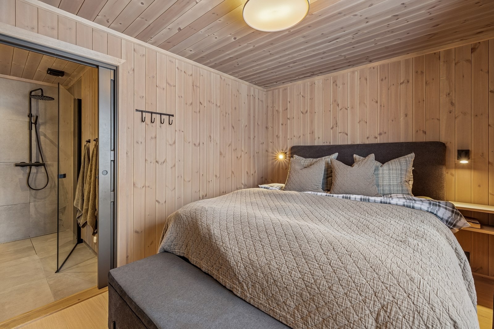 Fra hovedsoverommet er det direkte adkomst til det ene badet. Galleribilde