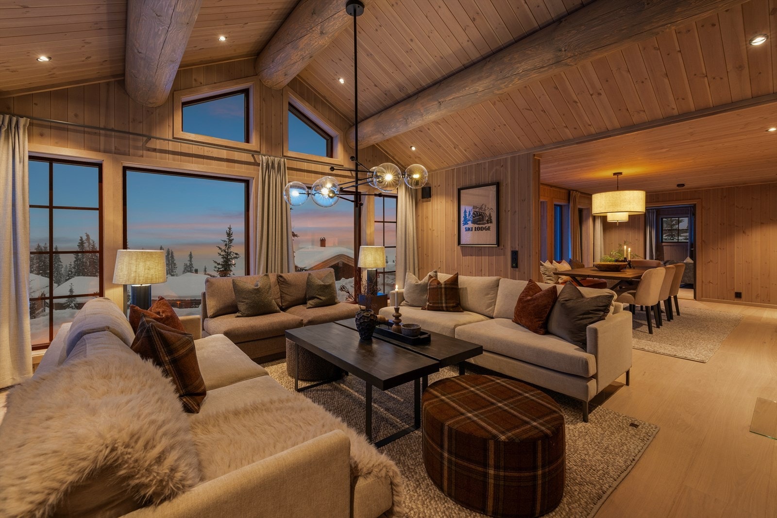 Her kan man nyte kveldene med utsikt mot fjellandskapet. Galleribilde