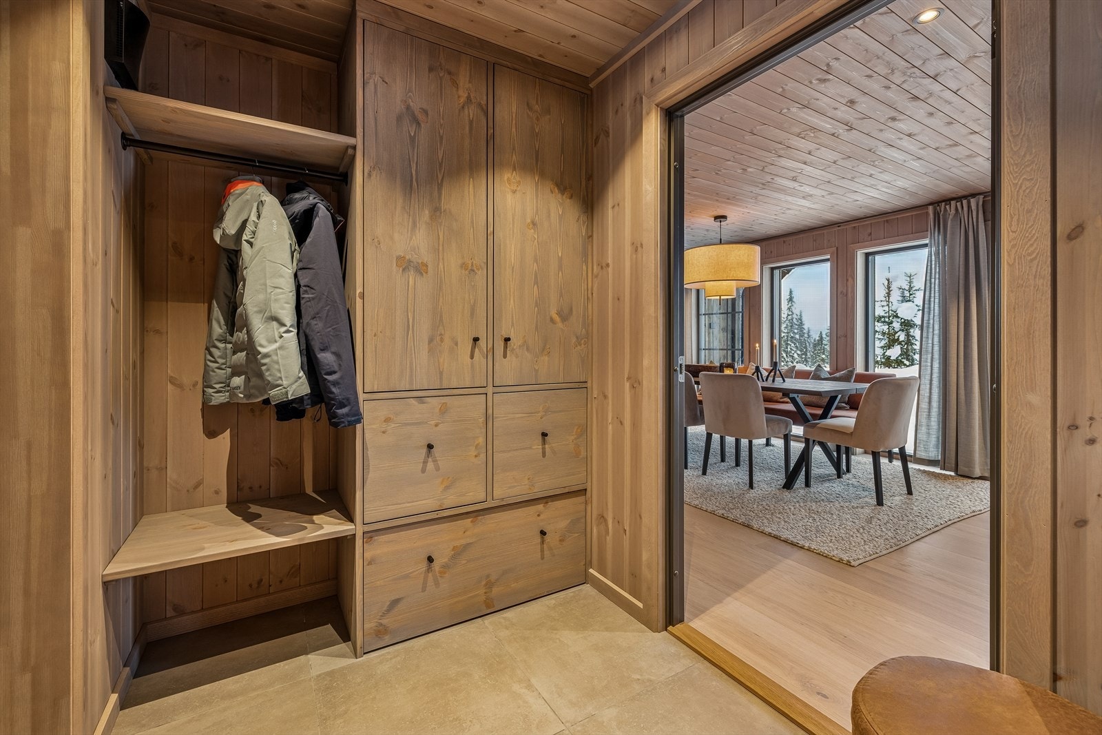 Godt med oppbevaringsplass for yttertøy og utstyr i entreen. Galleribilde