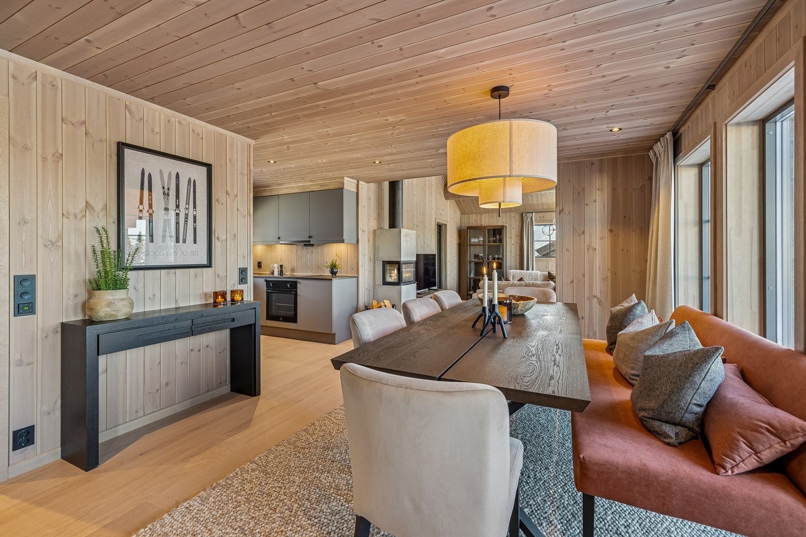 Den funksjonelle overgangen mellom spisestue og kjøkken gjør rommet svært sosialt. Galleribilde