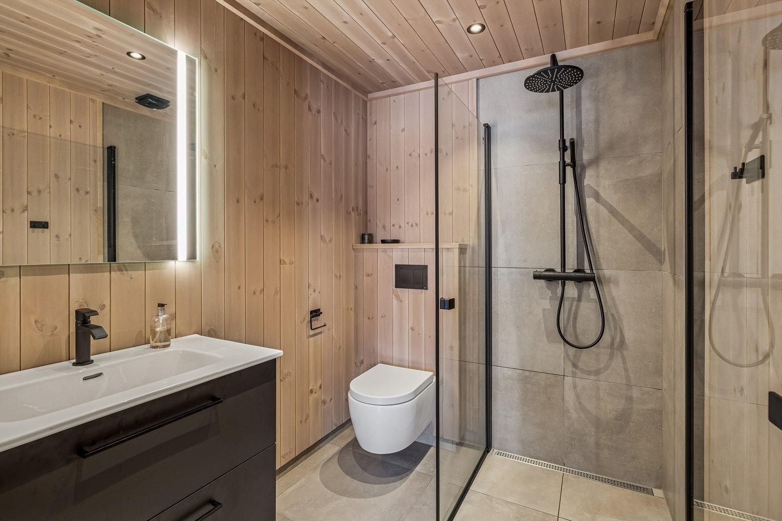 Baderom i tilknytning hovedsoverom. Galleribilde