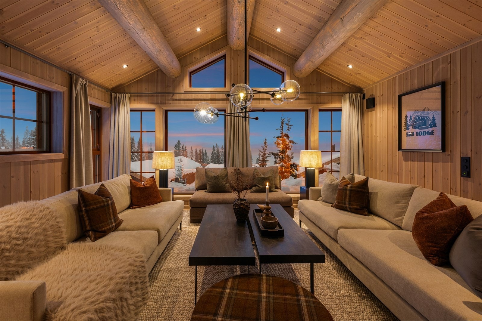 På kveldstid blir allrommet en lun og innbydende samlingsplass. Galleribilde