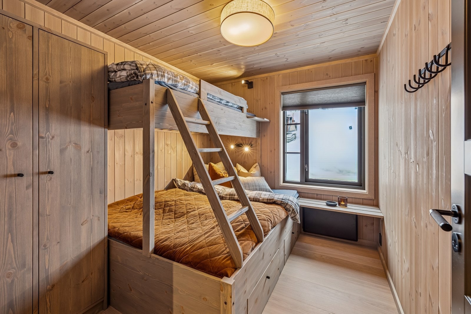 Gode løsninger for sengeplasser gjør hytta velegnet for storfamilien. Galleribilde