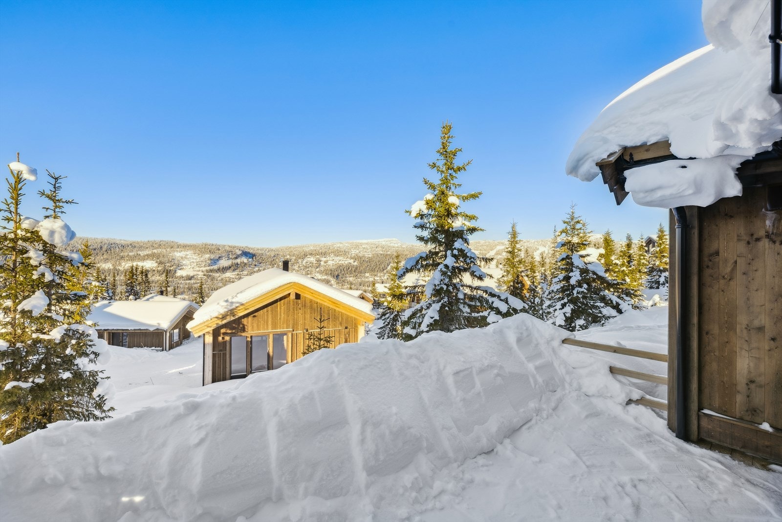 Fantastisk utsikt mot det åpne fjellandskapet - her kan du nyte vidstrakte horisonter og skiftende lys gjennom hele dagen. Galleribilde