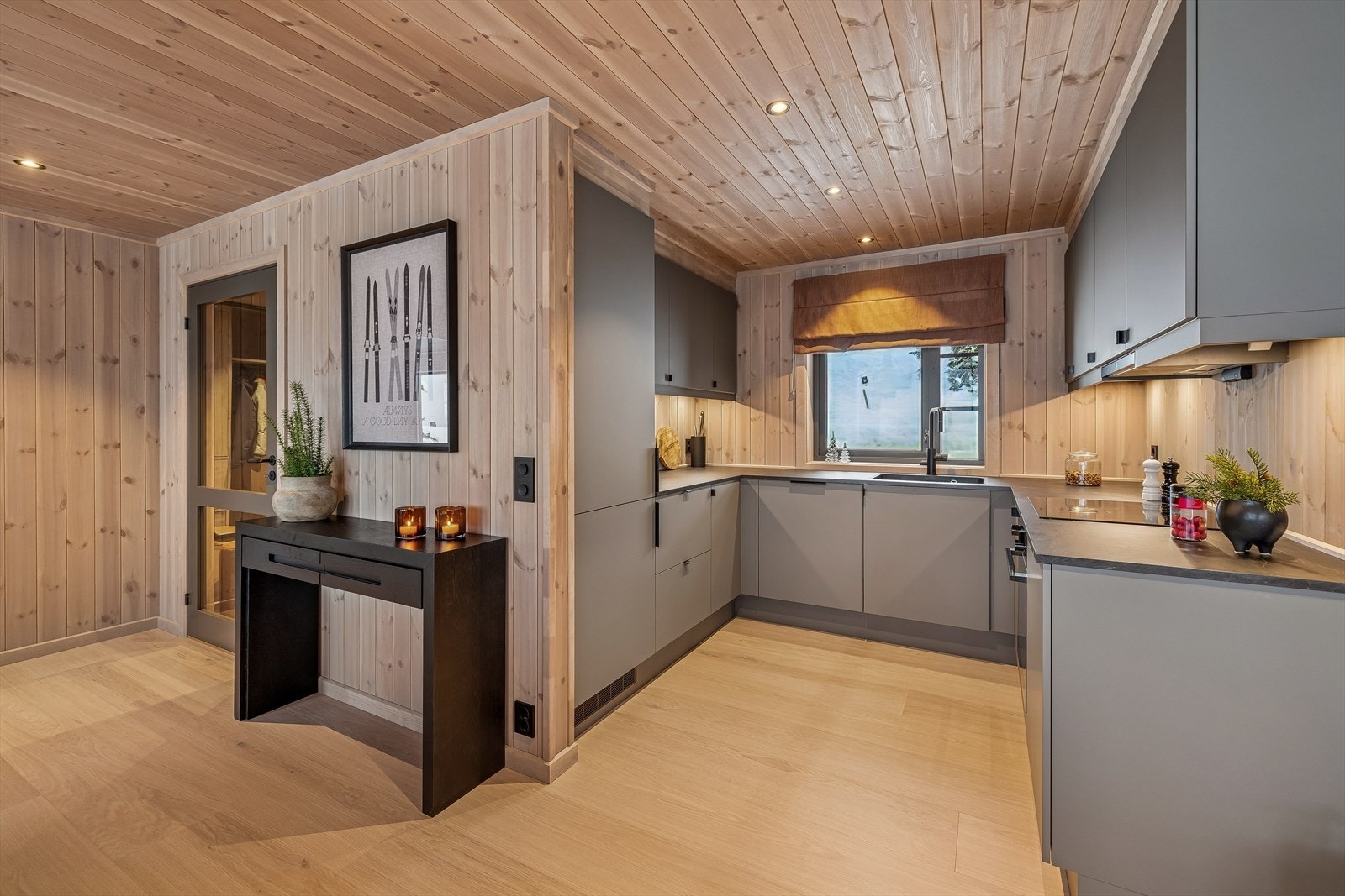 Kjøkkenet har en moderne innredning med glatte fronter og integrerte hvitevarer. Galleribilde