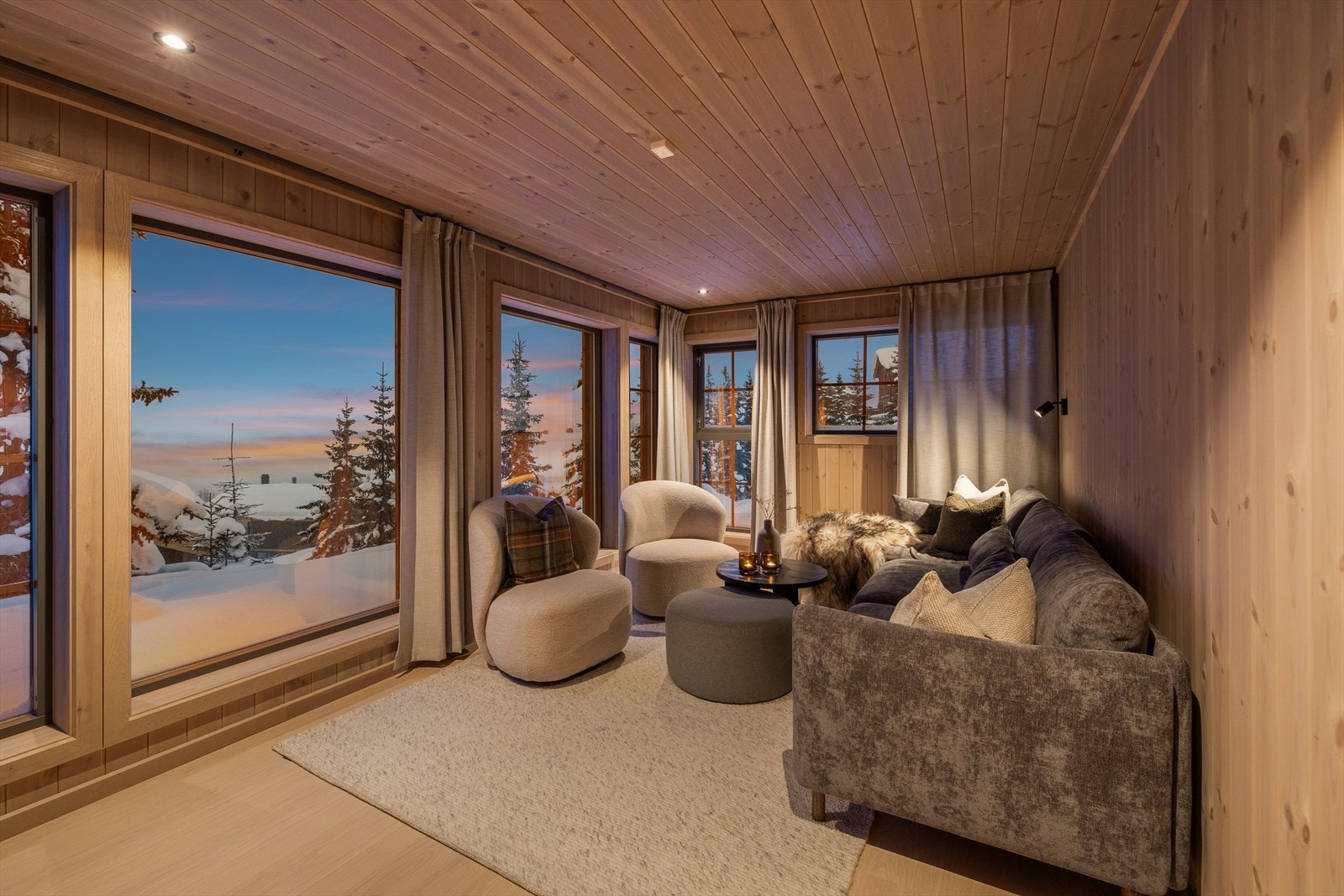 Her kan man trekke seg tilbake i rolige omgivelser, samtidig som de store vindusflatene slipper naturen og lyset helt inn. Galleribilde