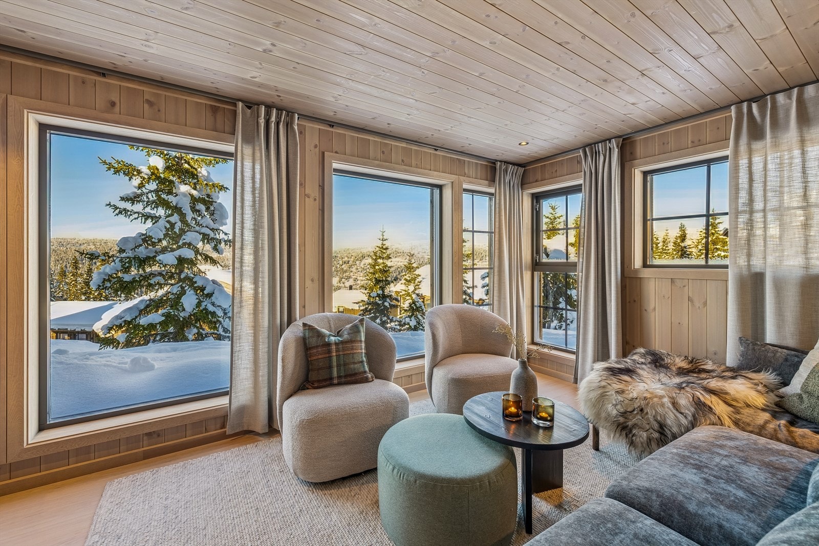 En separat TV-stue gir ekstra avlastning til hovedoppholdsrommet. Galleribilde