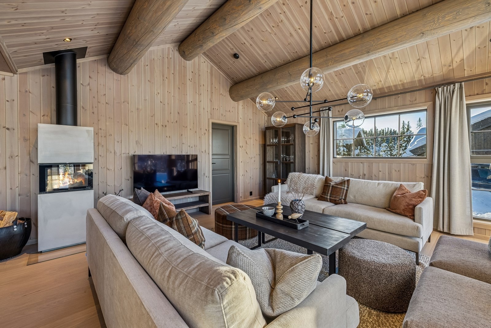 Peisen med stålpipe gir både varme og en hyggelig atmosfære. Galleribilde