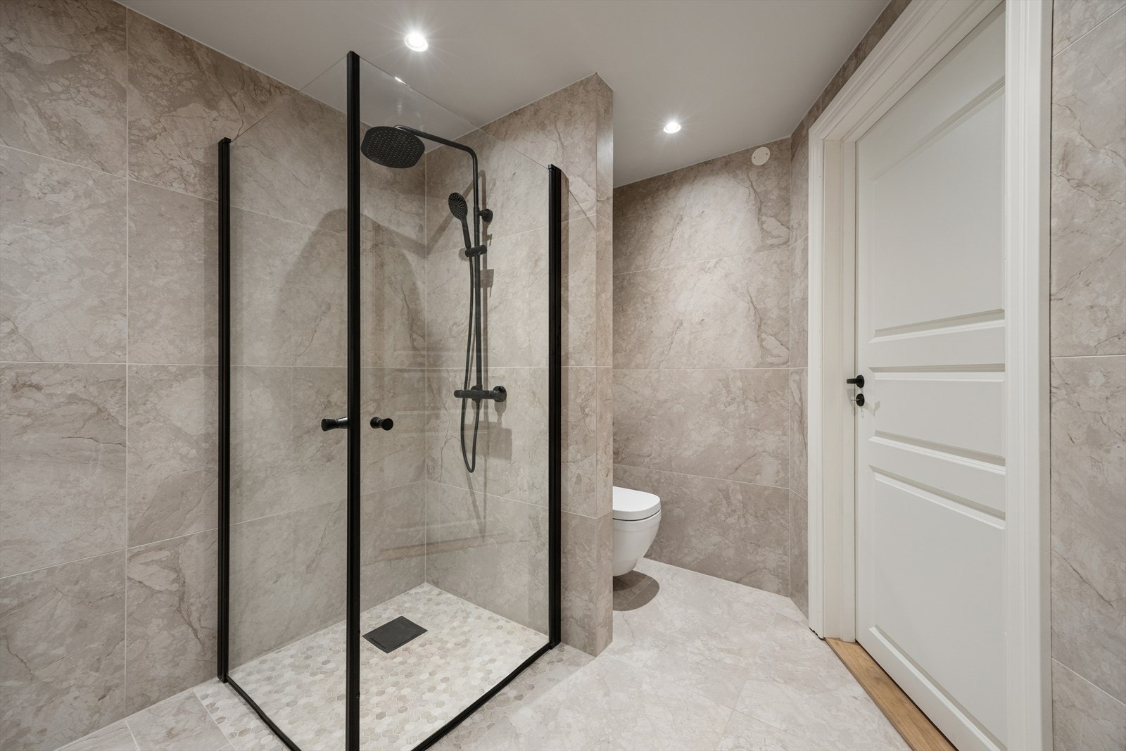 Baderom har mekanisk avtrekk. Galleribilde