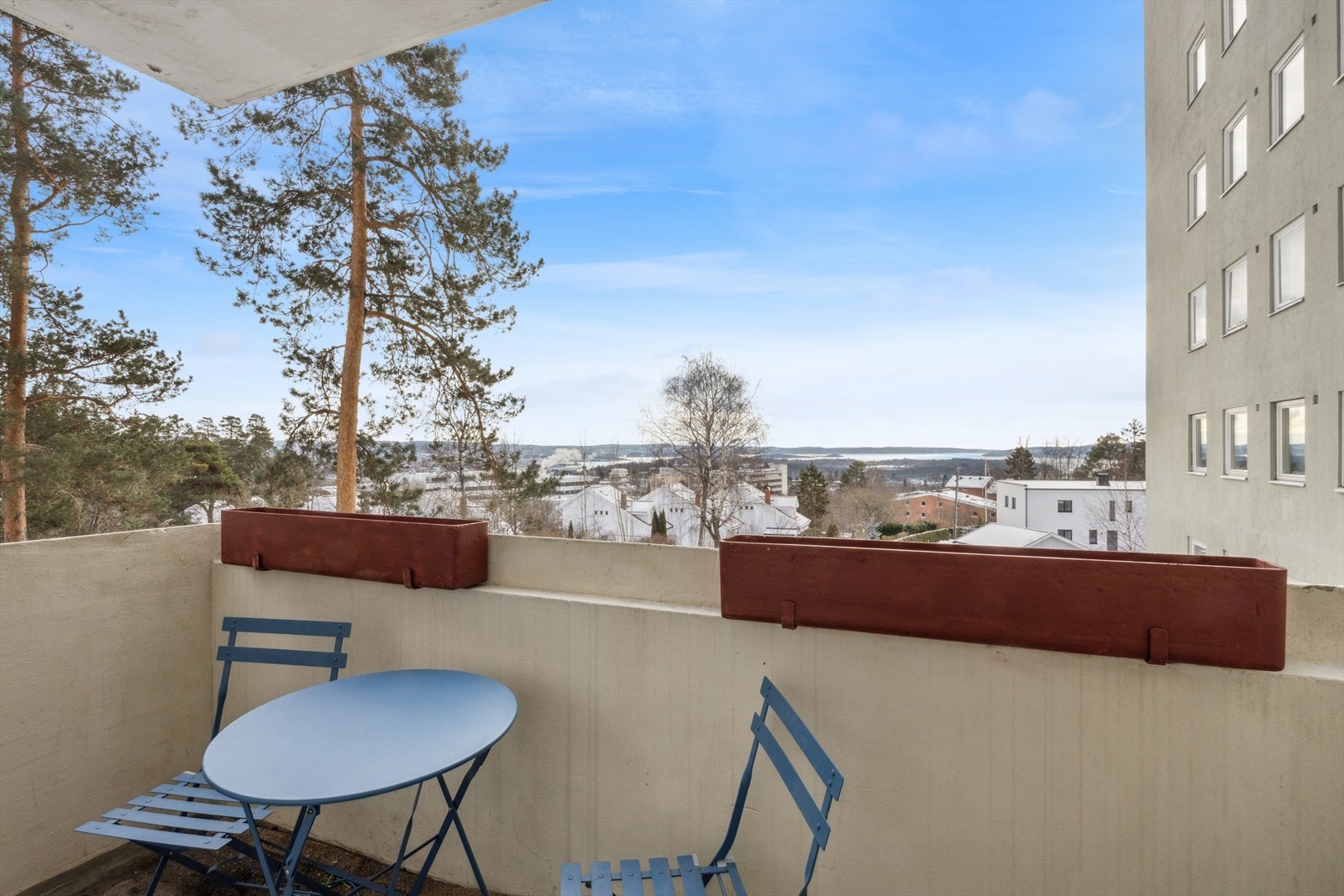 Sydvendt balkong på ca. 4,5 kvm med sol fra tidlig morgen til ca kl 17. Galleribilde