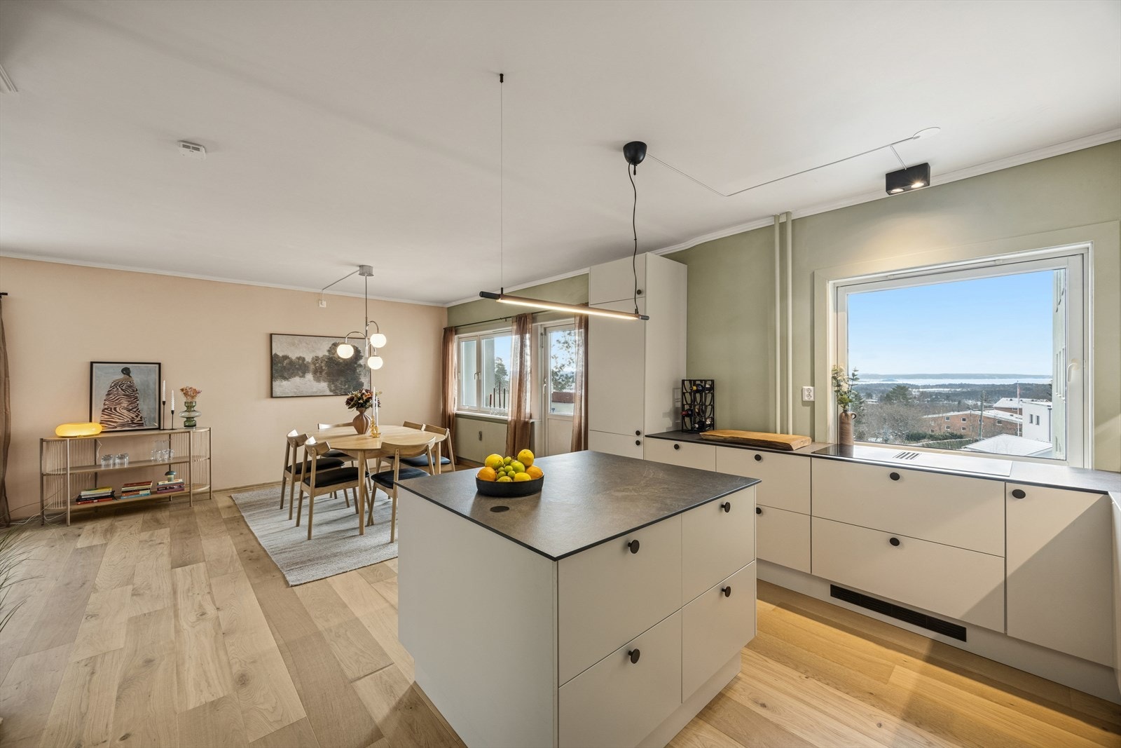 Velkommen til Silurveien 46 - en romslig og gjennomført selveierleilighet i tredje etasje med balkong og heis. Galleribilde