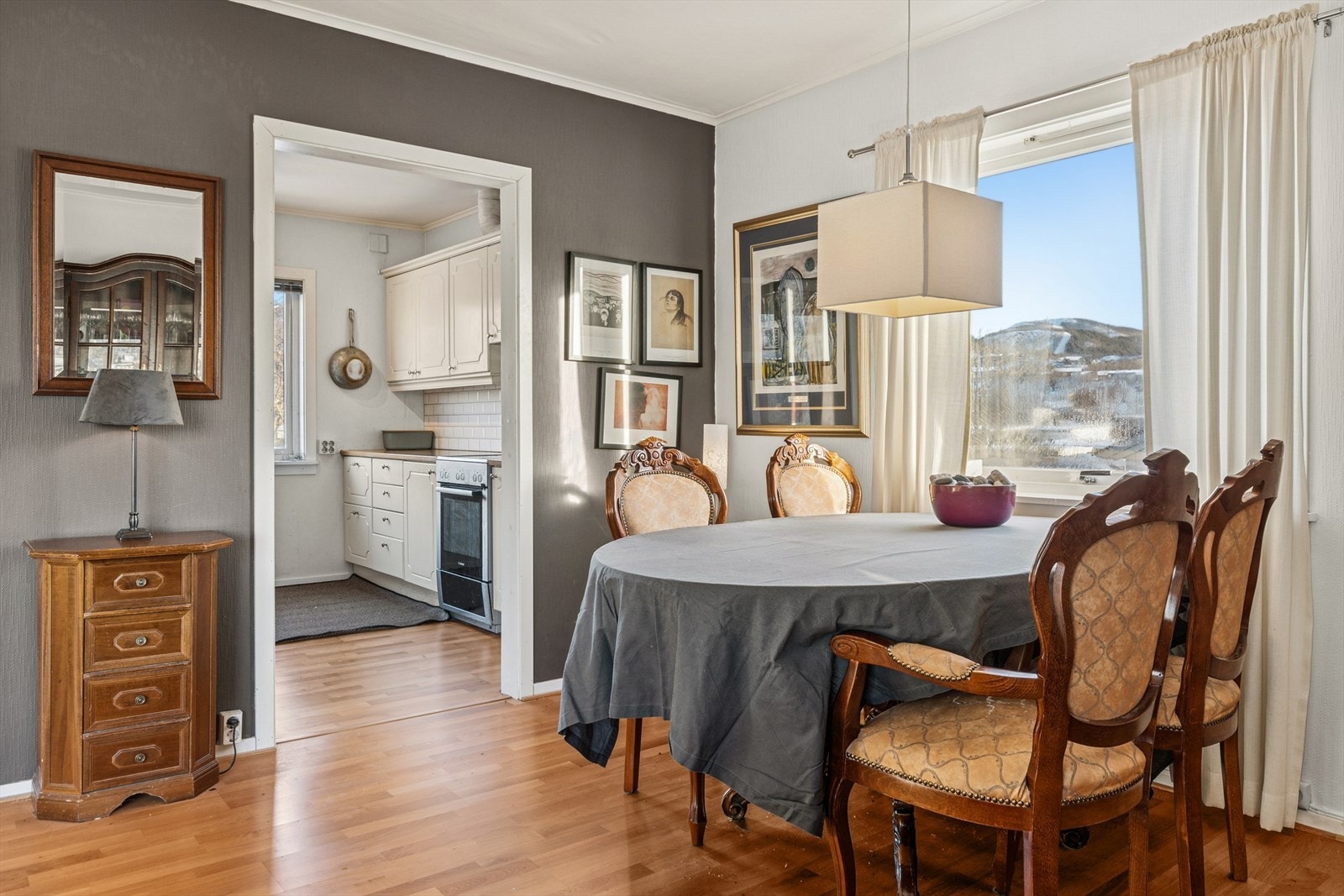 Samle familie og/eller venner rundt middagsbordet for et bedre måltid og en hyggelig stund. Galleribilde