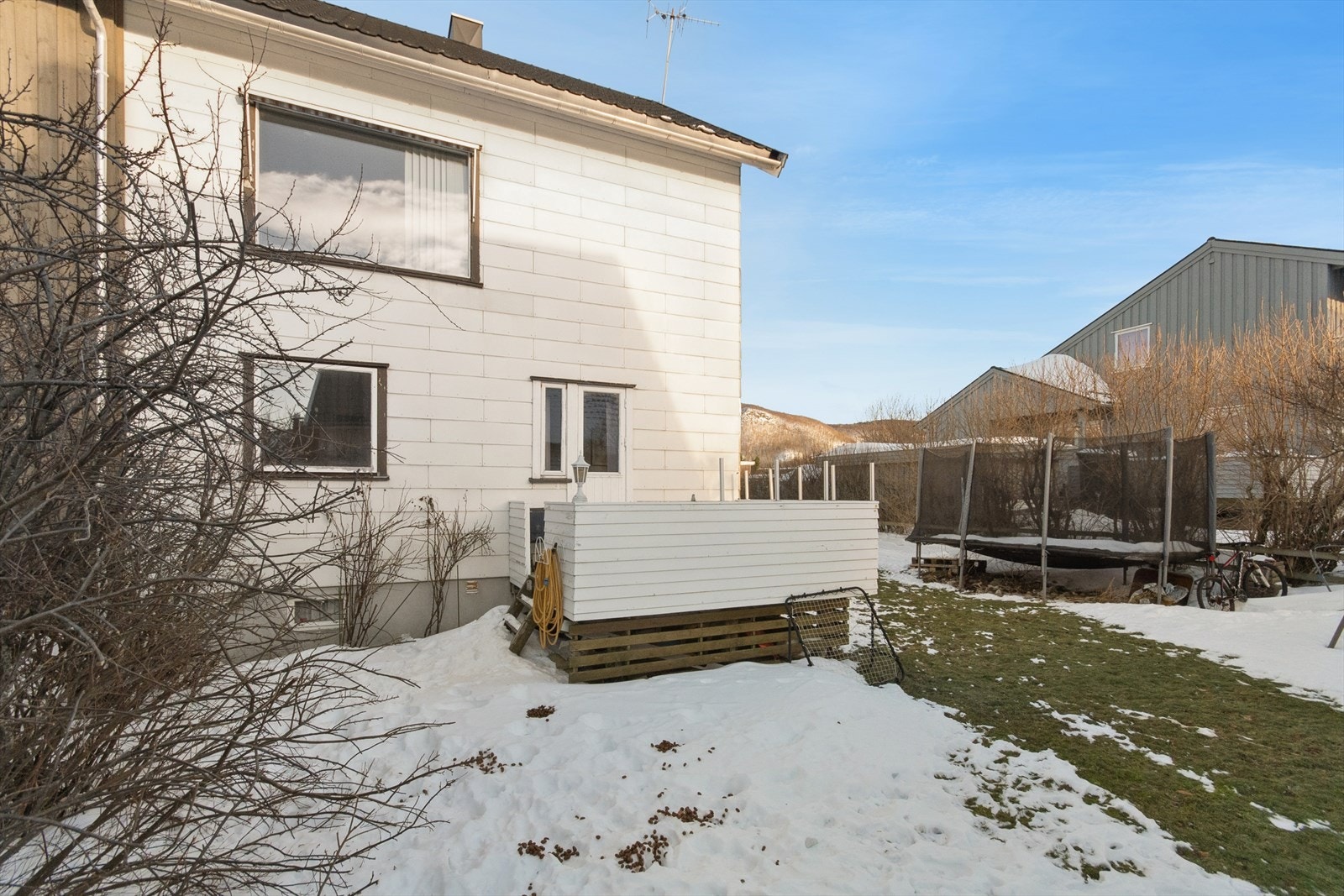 Videre nedgang til herlig hage med boltreplass for de minste. Galleribilde