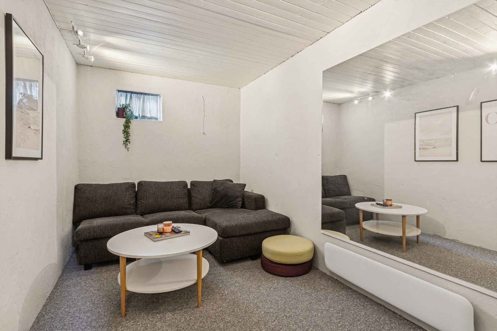 Rom innredet som stue i kjeller. NB! Ikke omsøkt eller godkjent til dagens bruk. Galleribilde