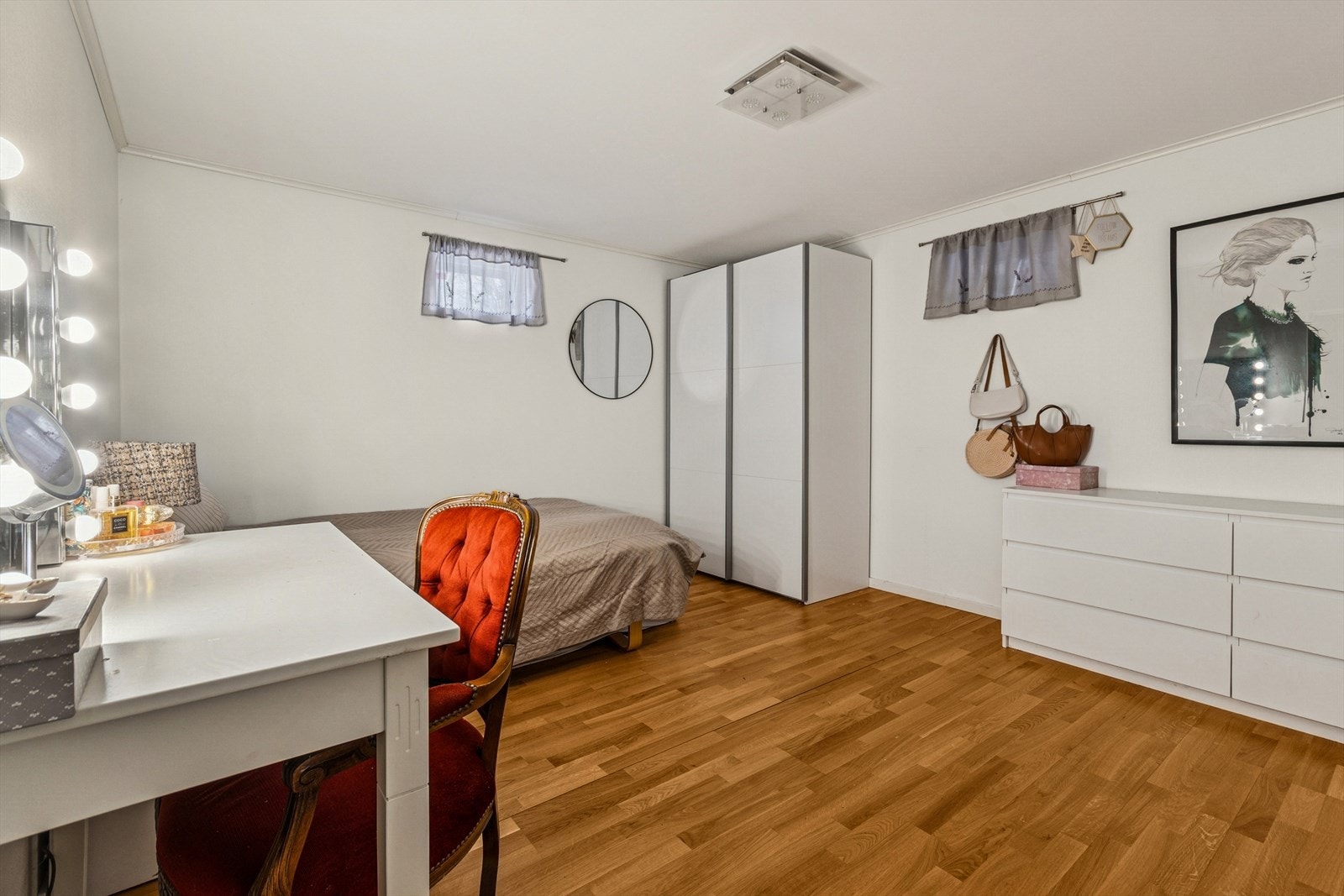 Rom innredet som soverom i kjeller. NB! Ikke omsøkt eller godkjent til dagens bruk. Galleribilde