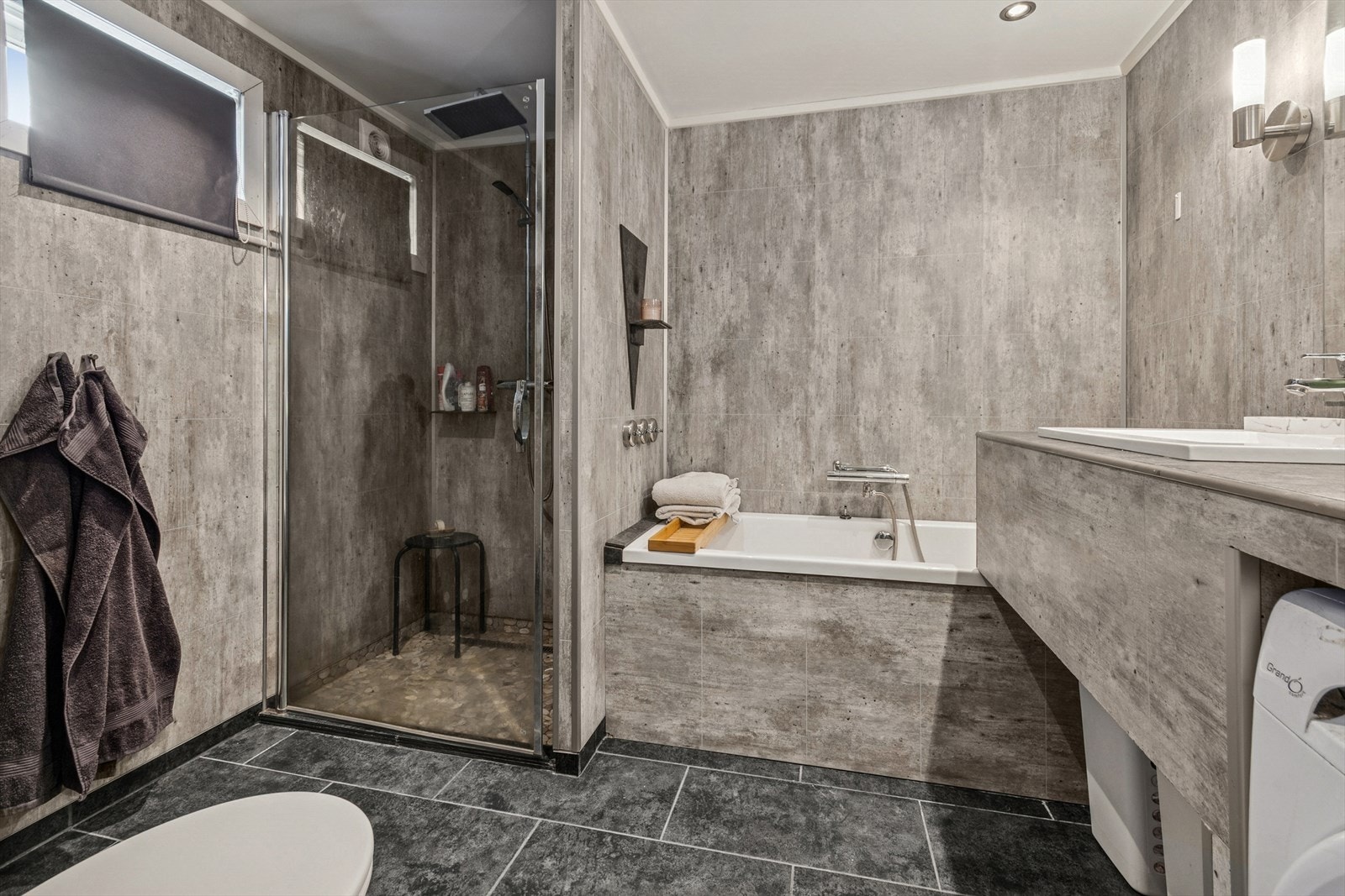 Badet i kjelleren er utstyrt med dusjhjørne og et herlig badekar. Galleribilde