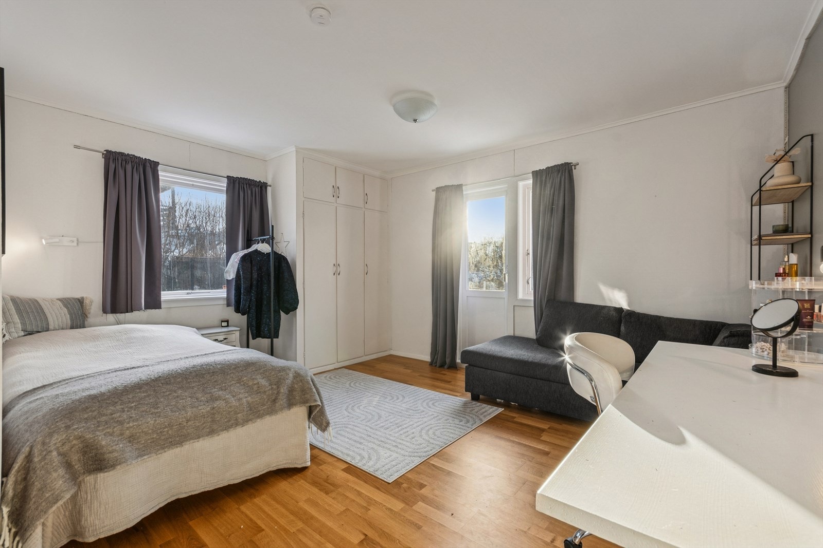 Svært romslig soverom i første etasje. Galleribilde