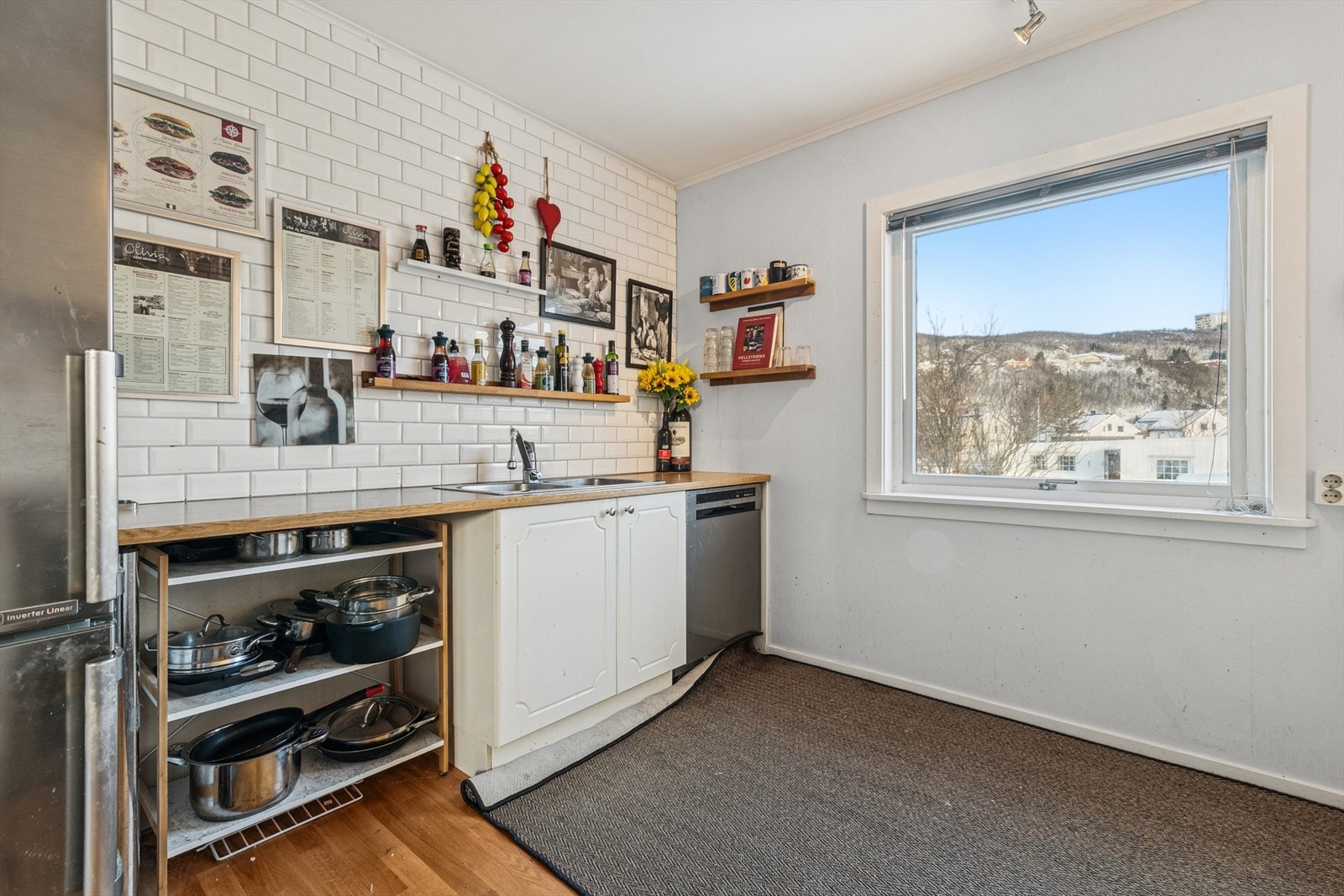 Plass for frittstående hvitevarer som komfyr, oppvaskmaskin og kjøl/frys. Galleribilde