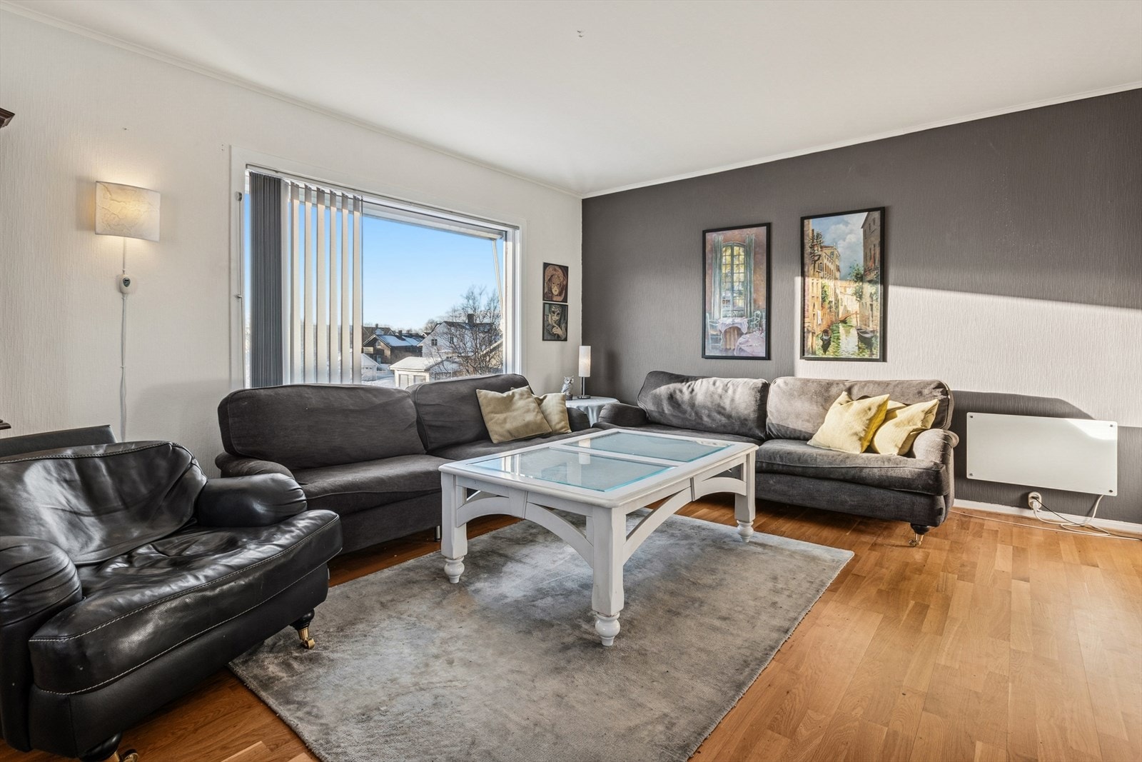 Sofakroken finner fort sin naturlige plass i rommet, og tv-en kan med fordel plasseres mot/på vegg. Galleribilde