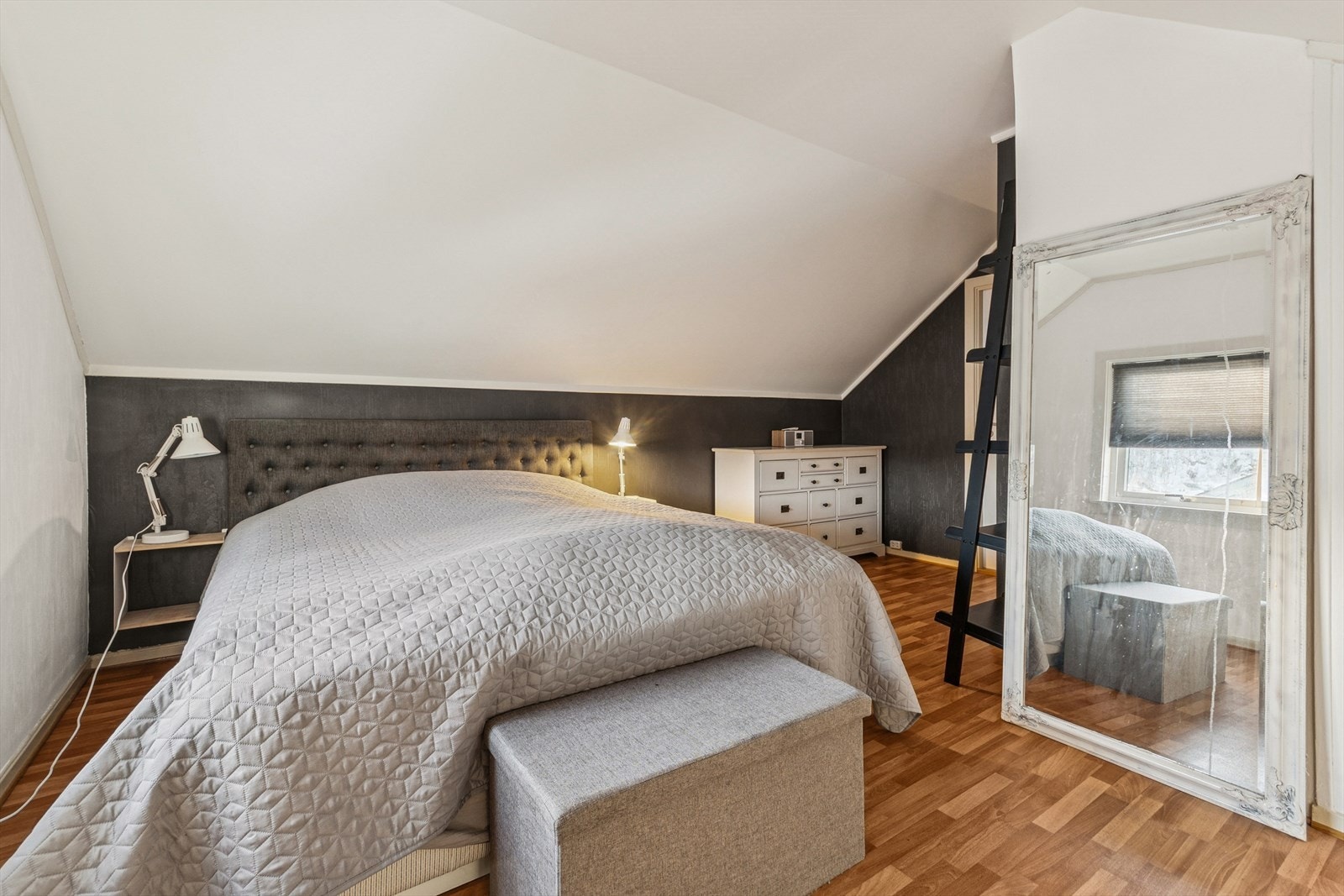 Her er det rikelig med plass for dobbeltseng, nattbord og smarte garderobeløsninger. Galleribilde