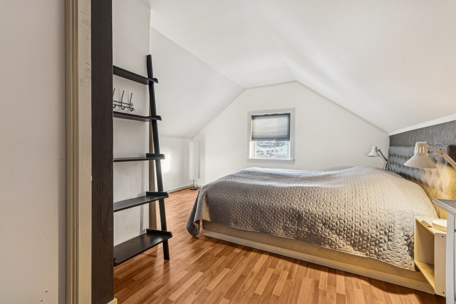 Romslig soverom på loft. Galleribilde