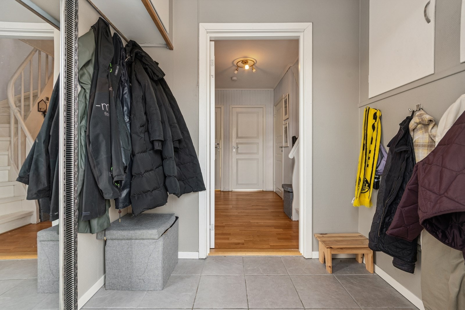 Velkommen inn! Lys og hyggelig entré med plass for enkle garderobe- og opphengsløsninger. Galleribilde