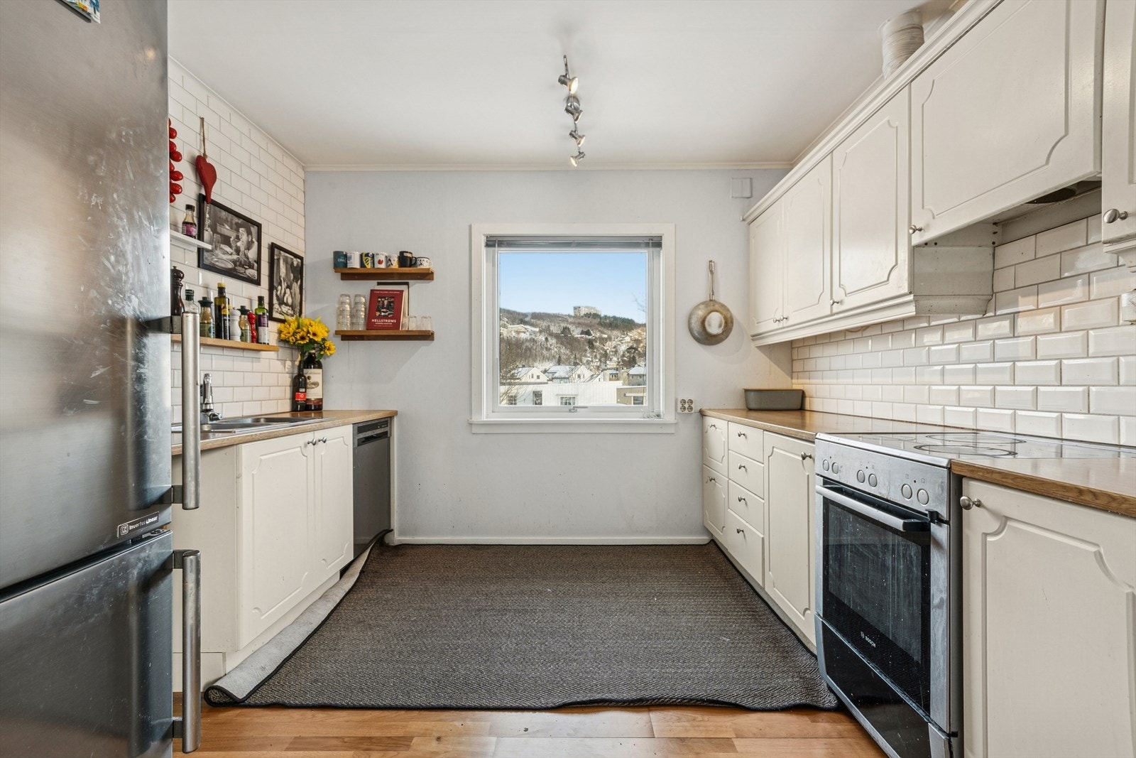 Kjøkkenet fremstår som lyst og tidløst. Galleribilde