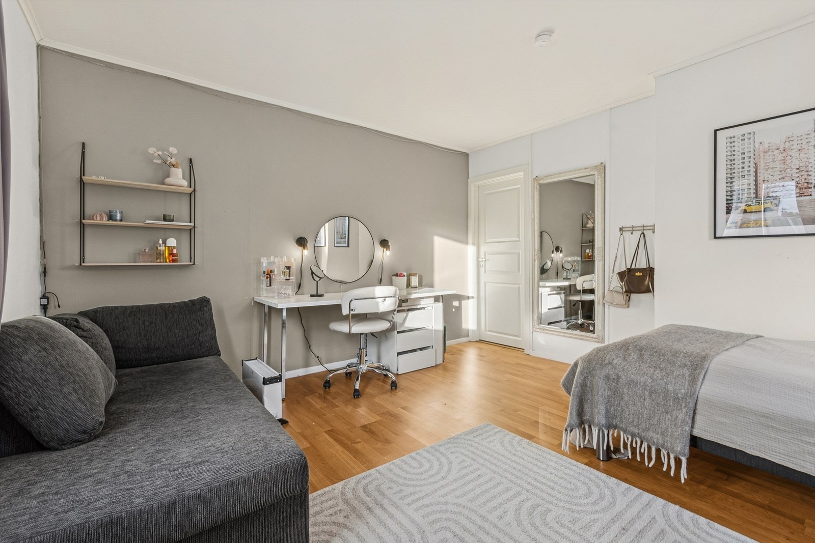 Her er det god plass for dobbeltseng, nattbord og gode garderobeløsninger. Galleribilde