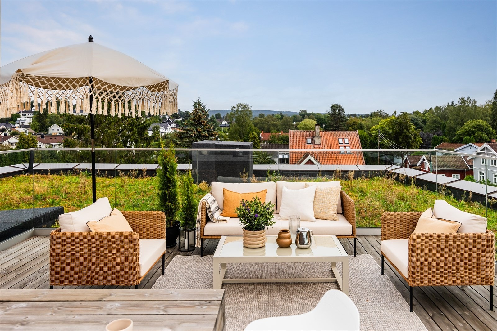 Her er det god plass til sittegruppe, spisebord, grill og annet utemøblement. Galleribilde