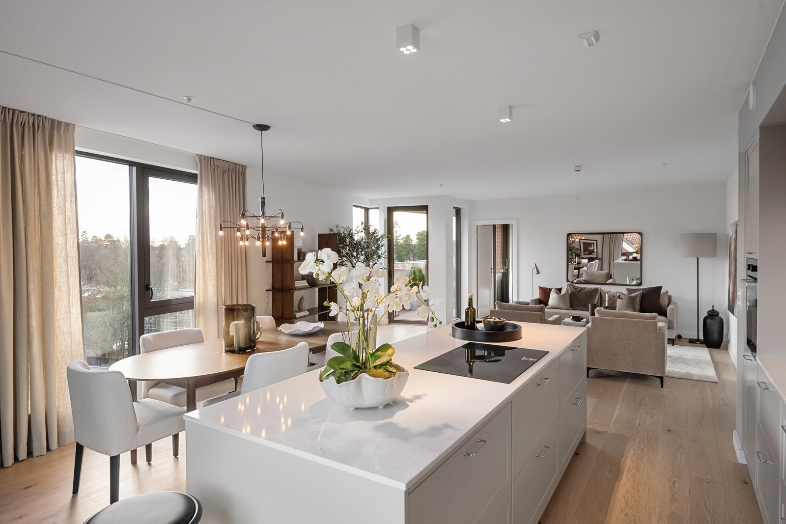 Plass til romslig spisebord i tilknytning til kjøkkenet. Galleribilde