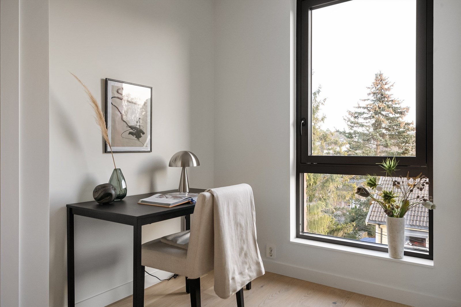 I gangen er det laget til med plass til skrivebord, praktisk om en trenger rom for hjemmekontor. Galleribilde