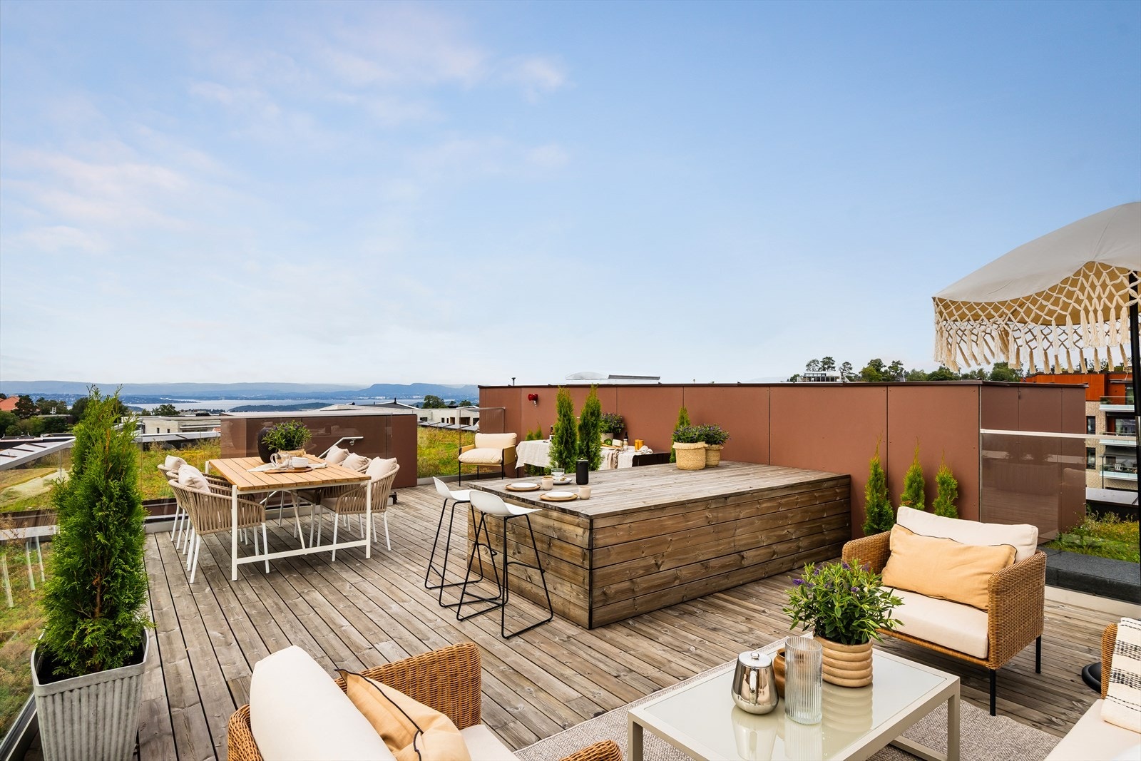 En innbydende, moderne og romslig toppleilighet med balkong og privat takterrasse. Galleribilde