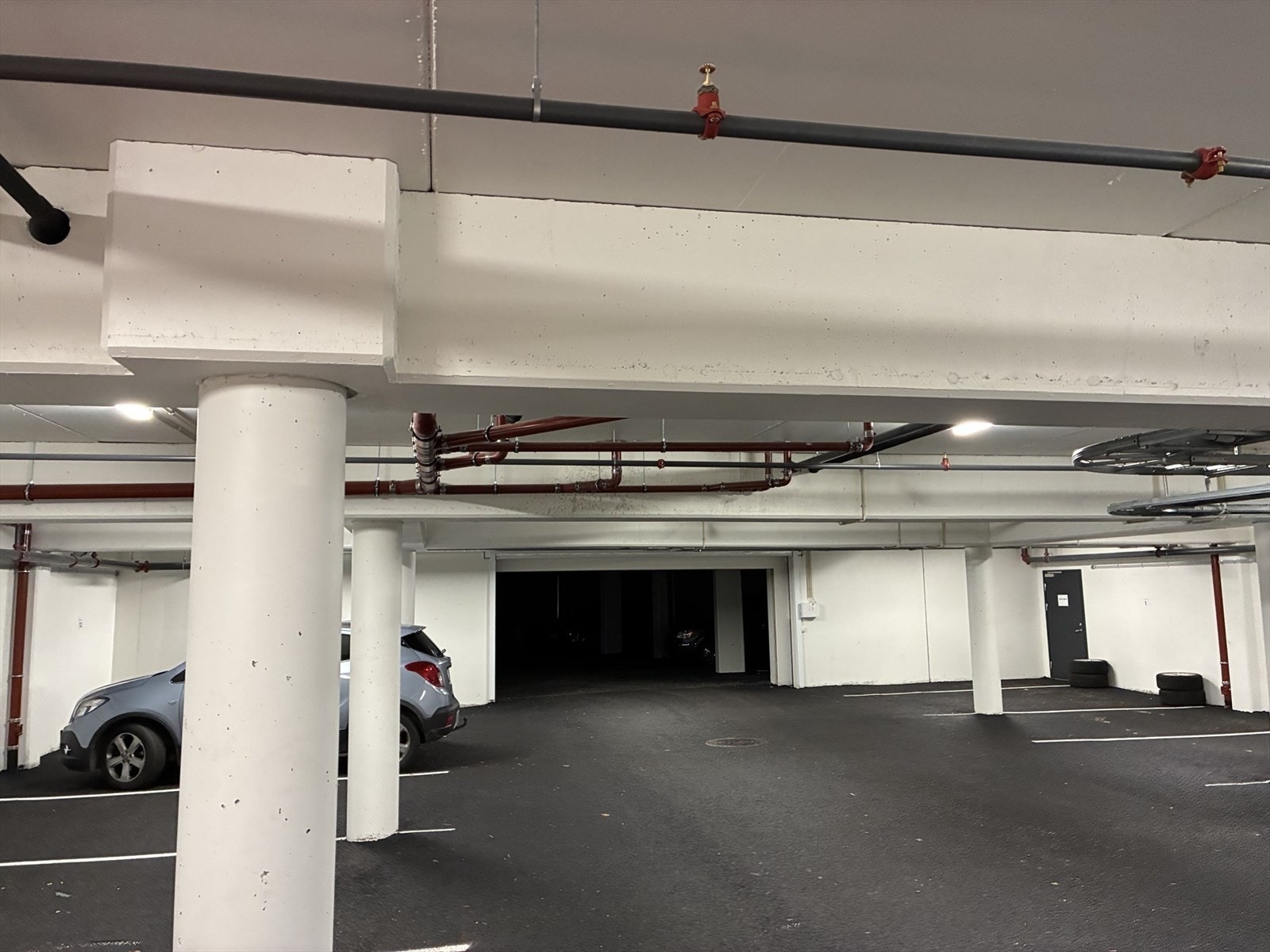 1 parkeringsplass følger leiligheten Galleribilde