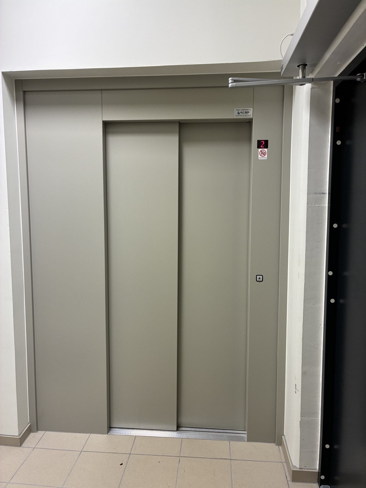 Heis fra parkering til svalgang og hoveddøren til leiligheten. Galleribilde