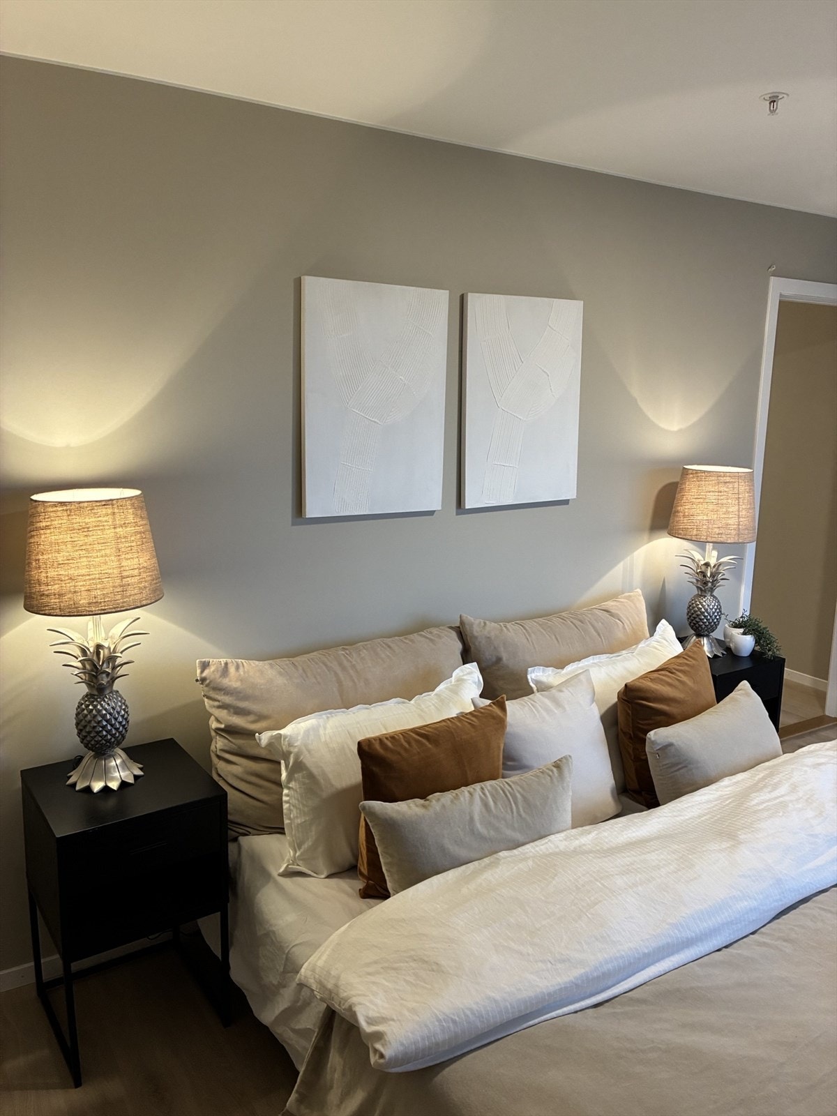 Rofylte omgivelser med smakfull belysning og harmoniske farger, som skaper en innbydende atmosfære for avslapning og hvile. Galleribilde