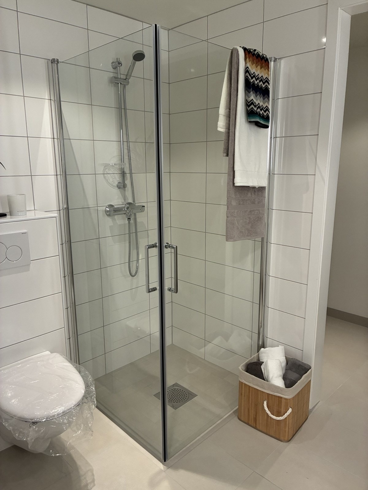 Bad med nisje for vaskemaskin og tørketrommel. Galleribilde