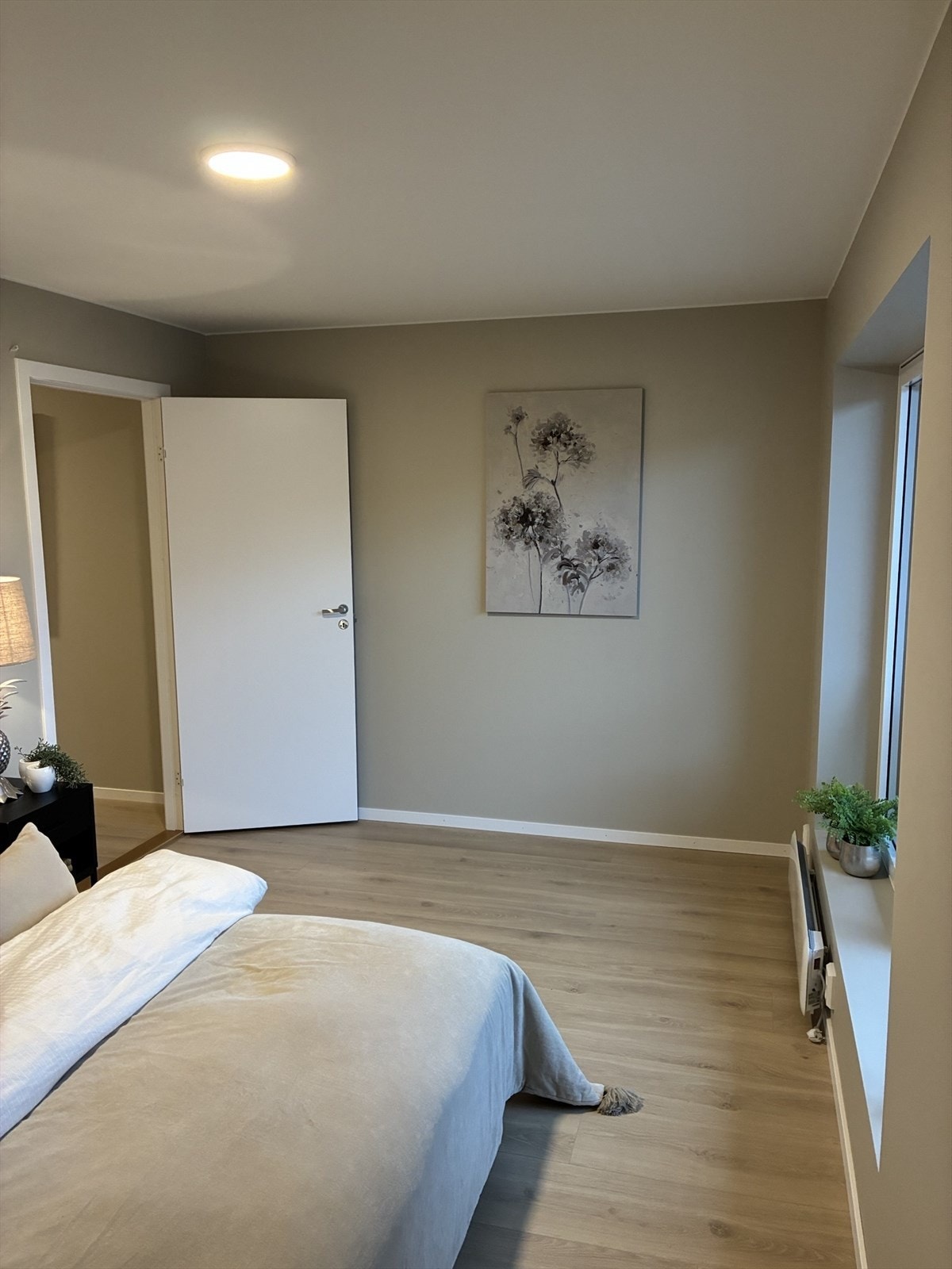 Hovedsoverom, stort vindu ut mot terrassen Galleribilde