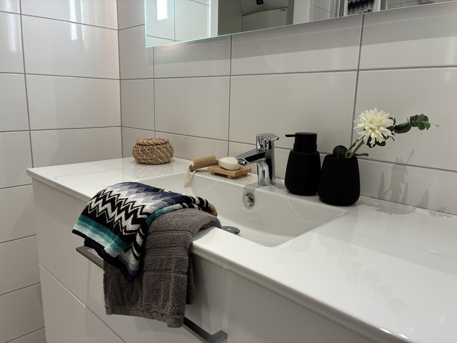 Moderne baderom med elegante detaljer og stilrent design. Perfekt for deg som ønsker en avslappende start på dagen. Galleribilde