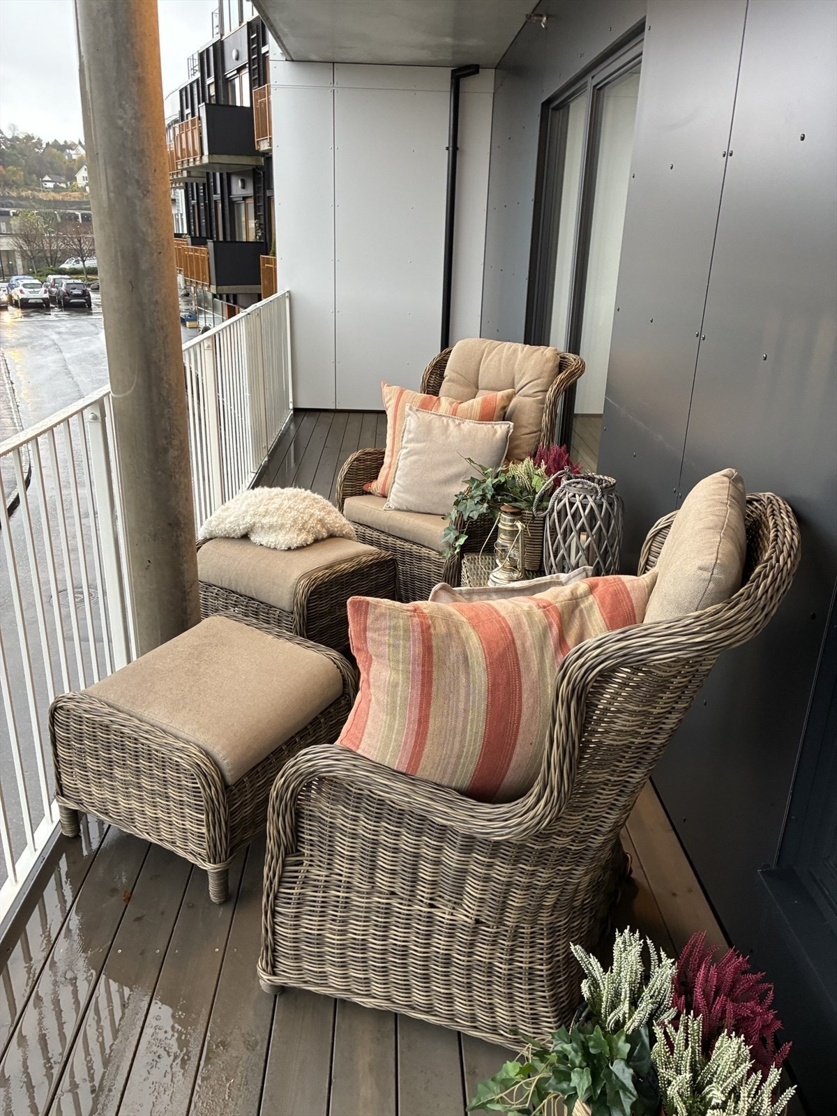 Nyt fine dager på terrassen - utsikt mot Leirvik sentrum Galleribilde