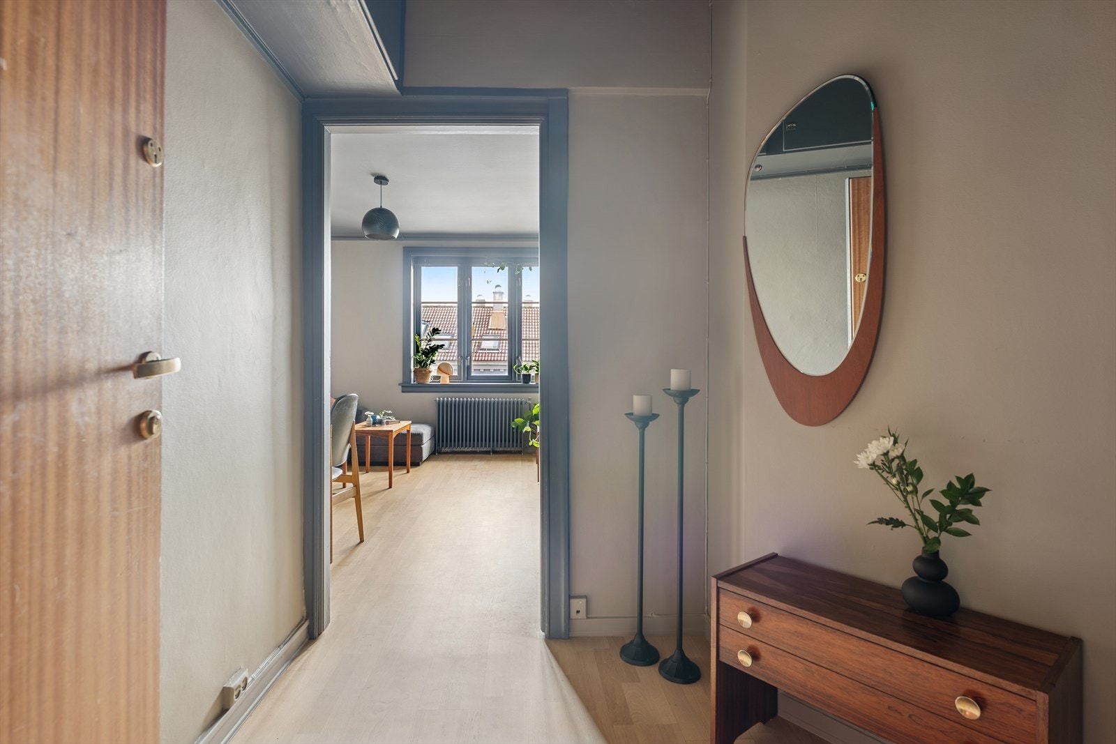 Velkommen inn! Dette er en romslig leilighet med god atmosfære. Her er det lett å like seg. Galleribilde