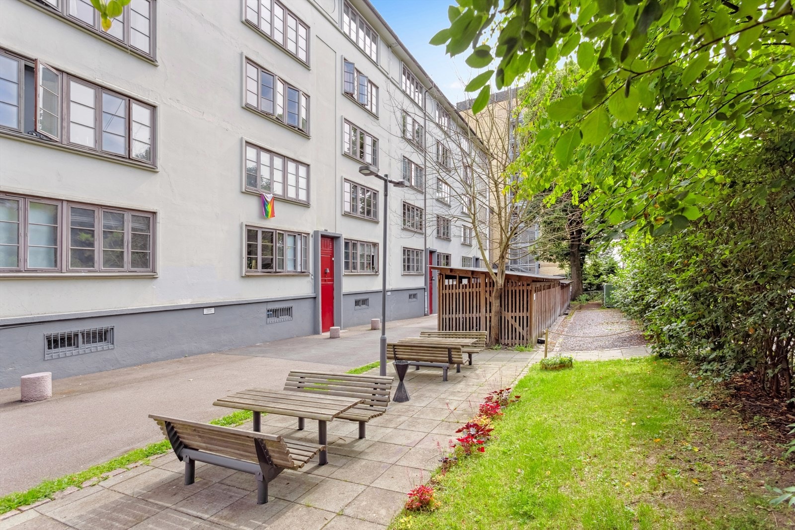 Her bor du i en stille og rolig gate, ikke langt unna Birkelunden og Carl Berner Torg. Galleribilde