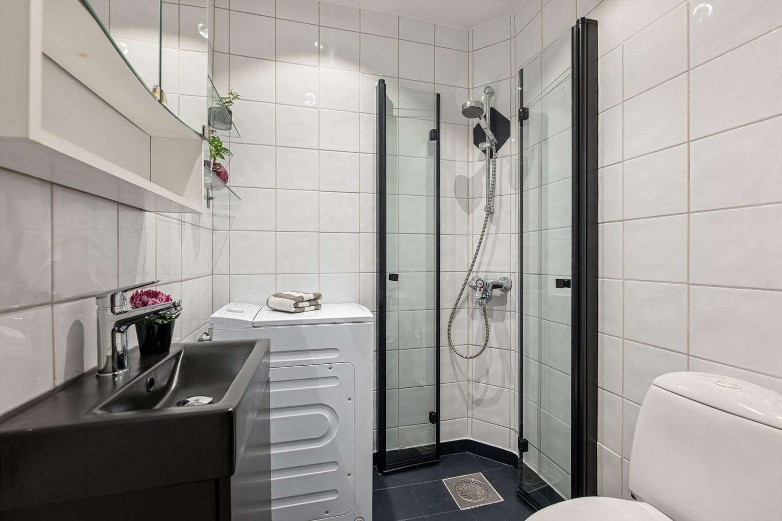 Stilrent bad modernisert i regi av borettslaget i 2005/2006, med fliser på gulv og vegger. Badet har også behagelige varmekabler i gulvet. Galleribilde