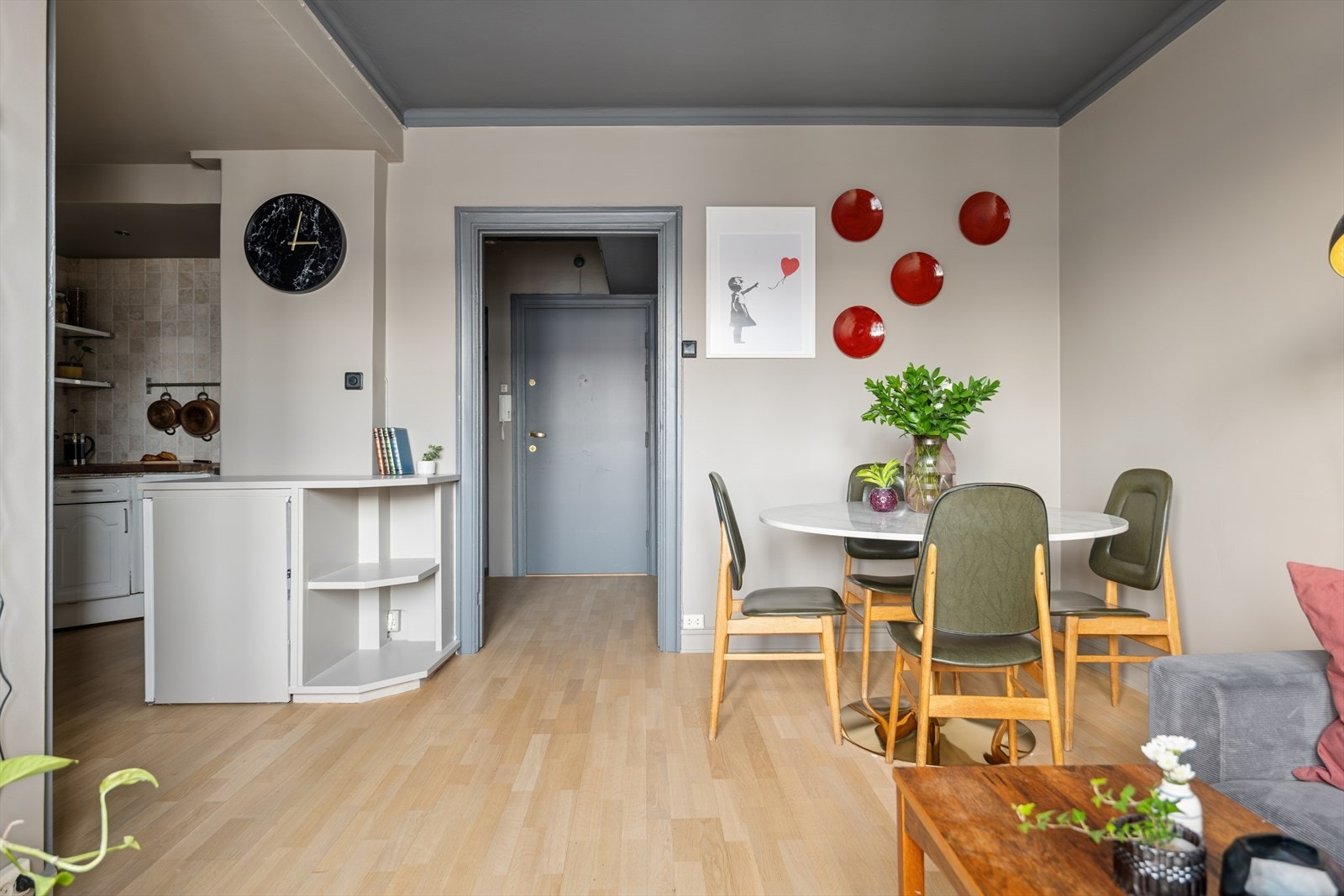 Leiligheten har en god løsning med åpen kjøkken, stue og spisestue som inviterer til sosialt samvær. Galleribilde