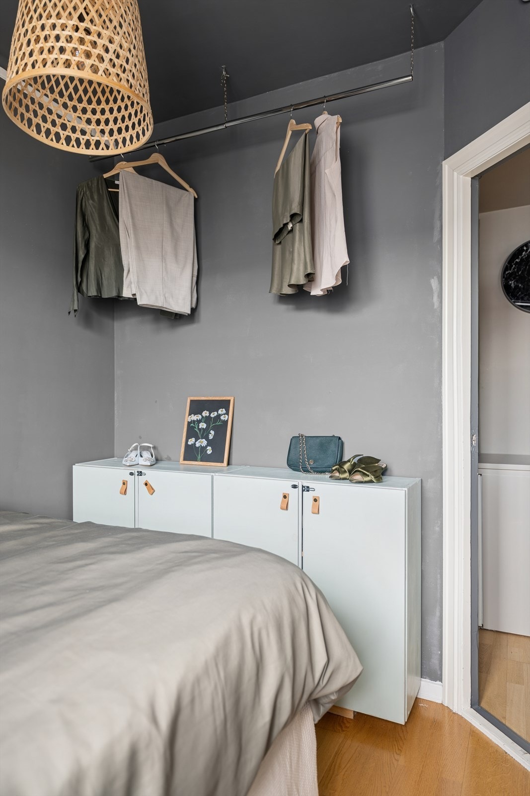 Rommet er romslig med god plass til dobbeltseng, nattbord samt rikelig av oppbevaringsplass. Galleribilde