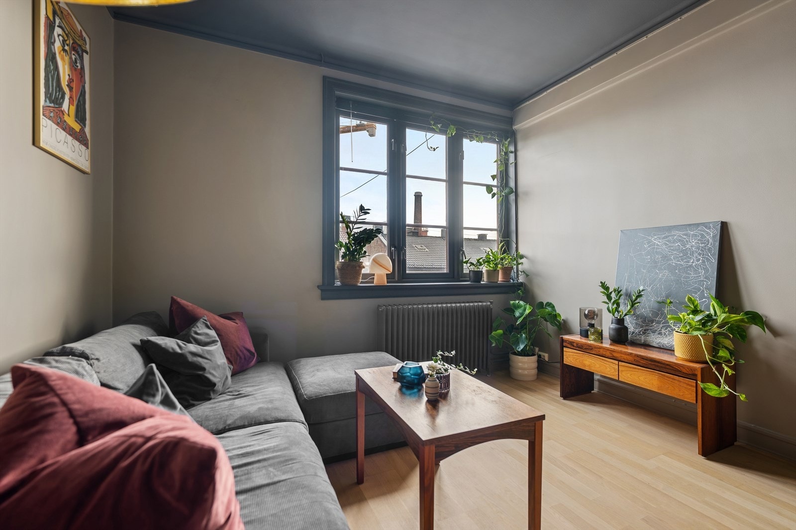 Rommet byr på store vindusflater og luftig planløsning, som bidrar med å skape en romslig følelse. Galleribilde