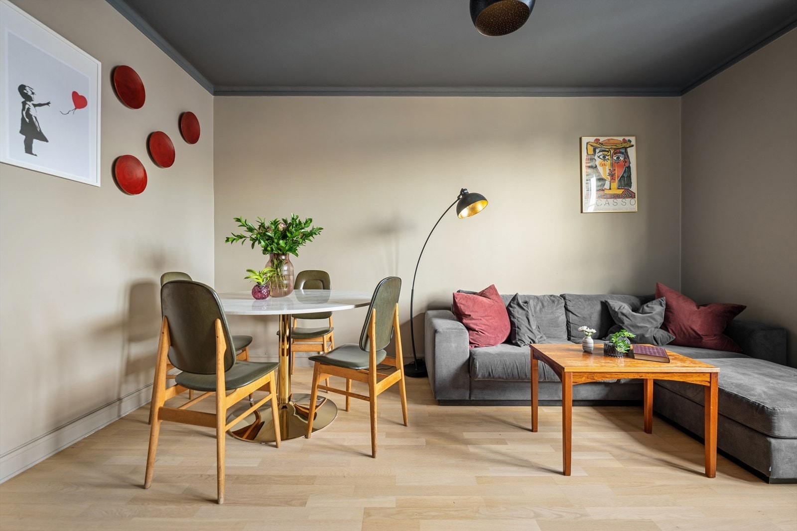 Når strømprisene stiger er det godt å vite at fyring er inkludert i felleskostnadene. Forøvrig er felleskostnadene kun på kr. 3 260,-. Galleribilde