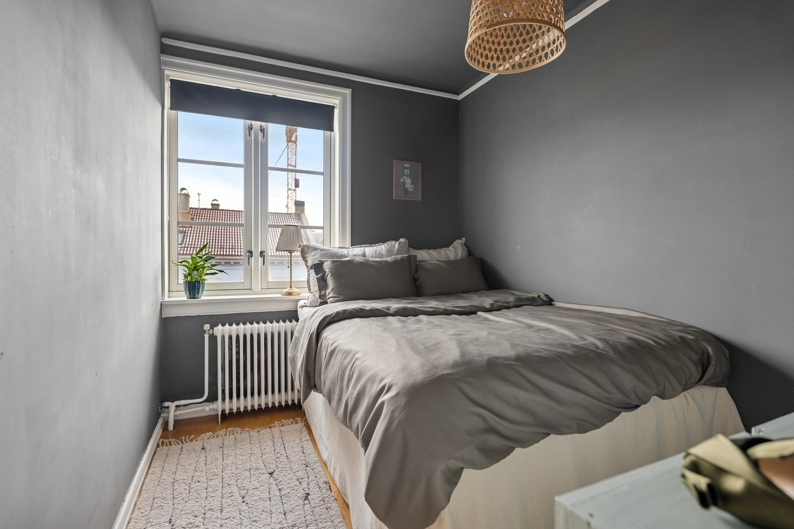 Soverommet er romslig og er malt i en lun blåfarge som bidrar med å gjøre rommet lunt, perfekt for god nattesøvn. Galleribilde