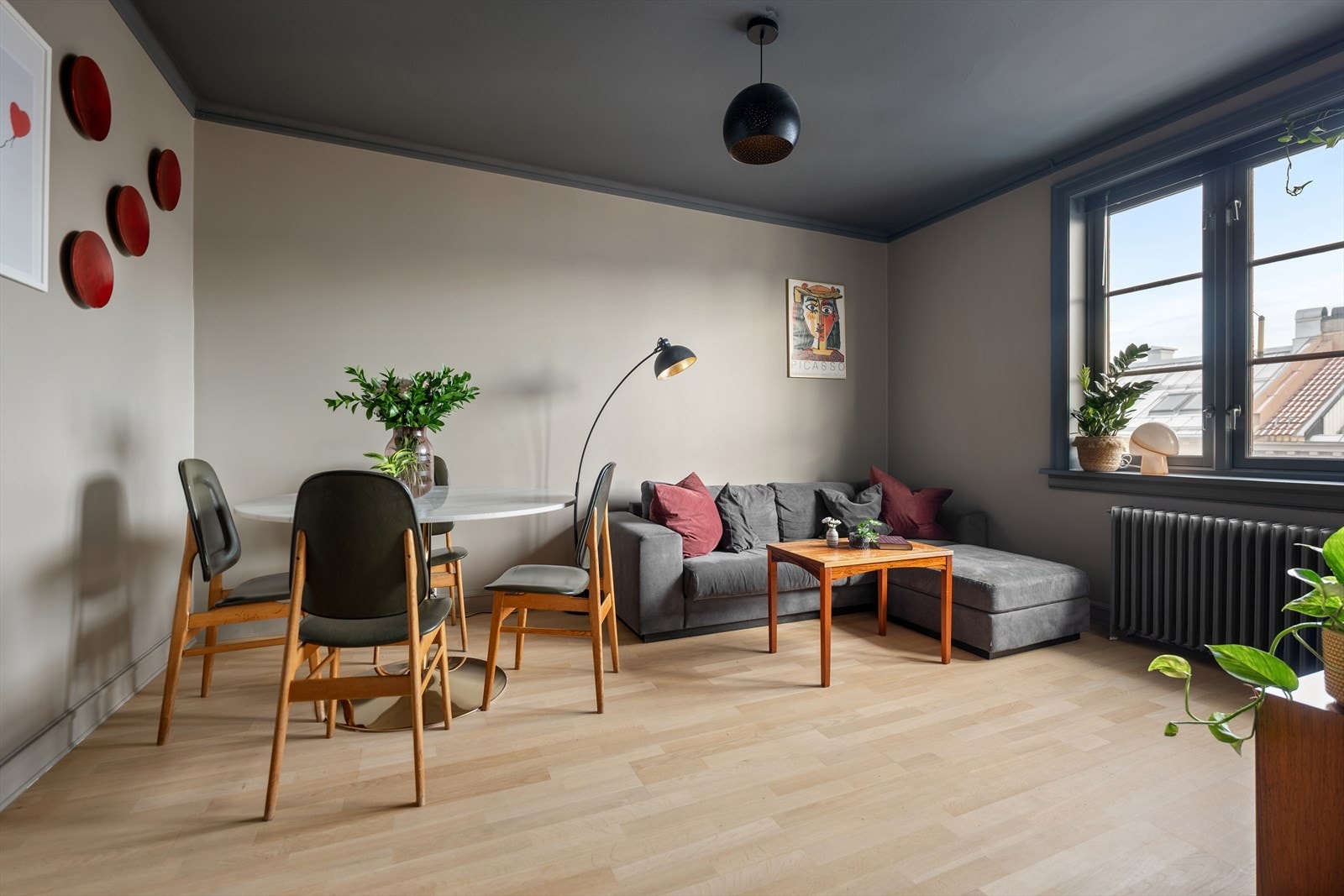 Stuen har glatte malte flater og lys parkett, som gjør det enkelt å innrede etter eget ønske. Galleribilde